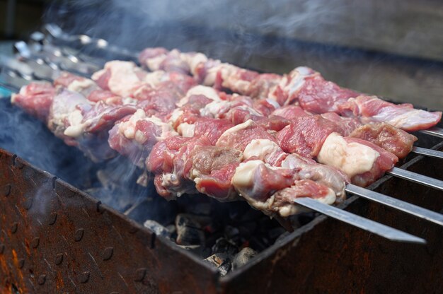 I pezzi di carne fresca vengono cotti alla griglia