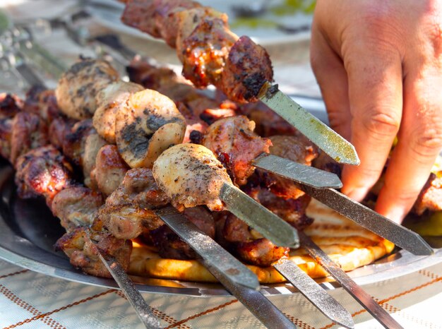 I pezzi di carne sono cotti sulla carbonella nel barbecue grill kebab shashlik