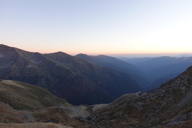 I picchi di montagne di Fagaras abbelliscono nell'ora del tramonto, Romania.