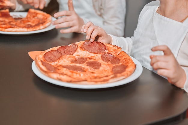 i piccoli partecipanti alla master class mangiano la pizza