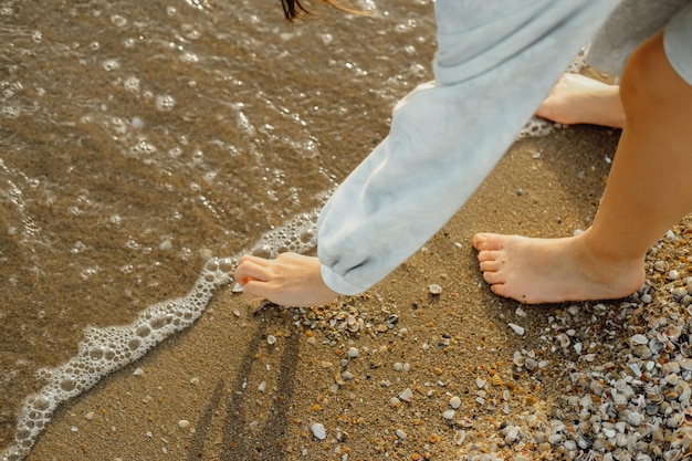 i piedi corrono lungo la spiaggia sabbiosa