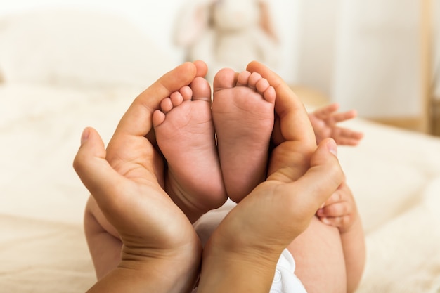 I piedi del bambino Concetto felice di maternità e famiglia.