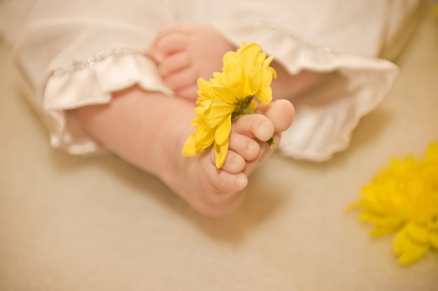 I piedi del bambino. Piedi del bambino con fiori