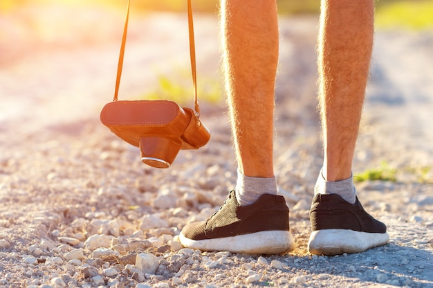 I piedi equipaggiano e turismo all&#39;aperto di viaggio di stile di vita di viaggio della macchina fotografica della retro annata e di concetto della foto