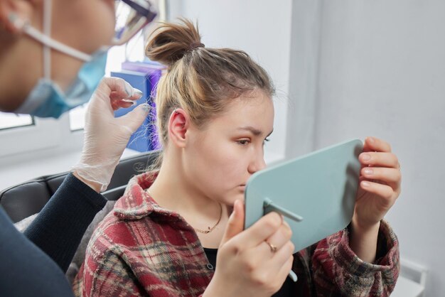 I piercing su una conchiglia dell'orecchio e i piercing all'elica si chiudono