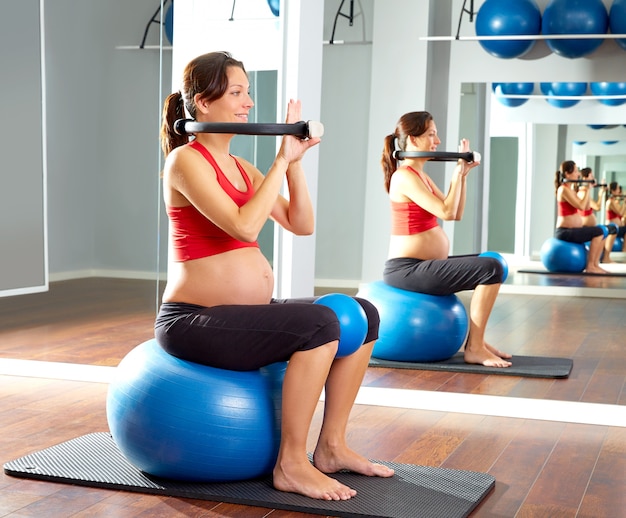 i pilates della donna incinta esercitano l&#39;anello magico