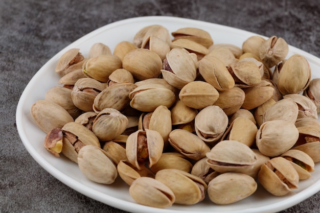 I pistacchi sono noci deliziose su un piatto