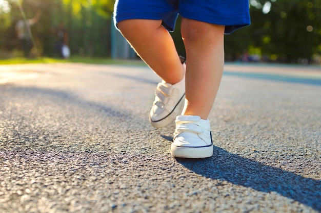 I più piccoli piedi all'aperto attività per bambini