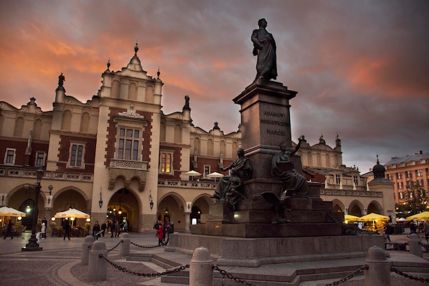 I polacchi polacchi e i viaggiatori stranieri viaggiano visitano il Monumento ad Adam Mickiewicz e lo shopping nella piazza principale della città vecchia di Cracovia, Sukiennice, a Stare Miasto, il 20 settembre 2019 nella Piccola Polonia