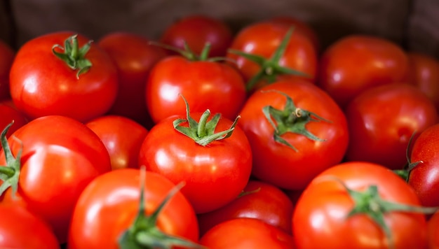 I pomodori freschi sono un grosso mucchio