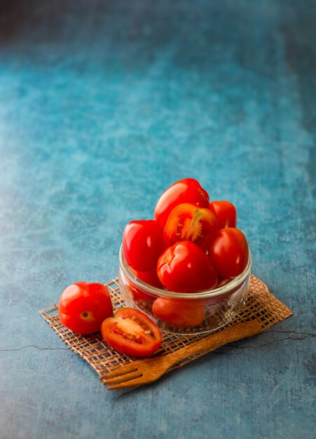I pomodori rossi sono ricchi di vitamine.