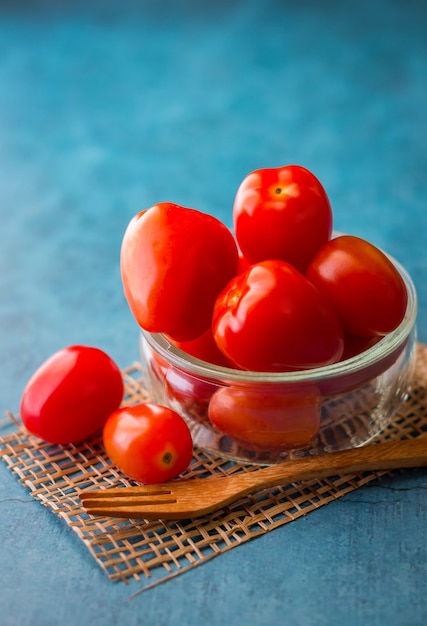 I pomodori rossi sono ricchi di vitamine.