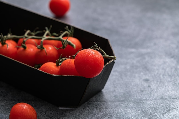 i pomodorini, le verdure fatte in casa contengono molte vitamine e fanno bene alla salute, sia di superficie che di contorno