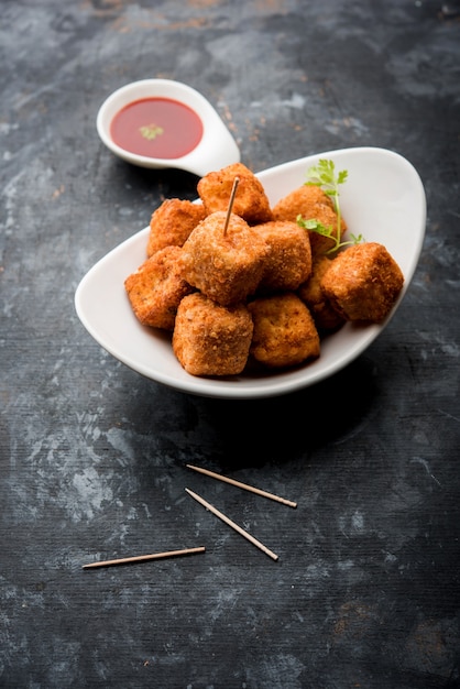 I popcorn croccanti Paneer sono uno spuntino da festa popolare e un antipasto. messa a fuoco selettiva