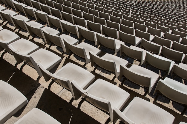 I posti vuoti dello stadio remano in uno stadio di sport