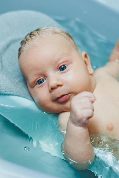 I primi bagni dei bambini Prendersi cura di un neonato Fare il bagno di un bambino in una vasca da bagno