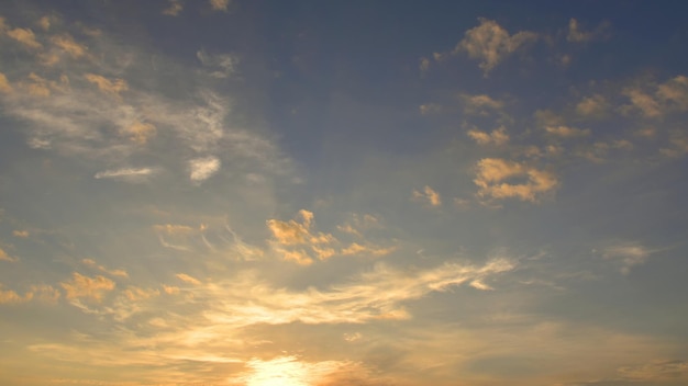 I primi raggi di sole Il risveglio di una nuova dau Sfondo Banner Screen saver sul monitor