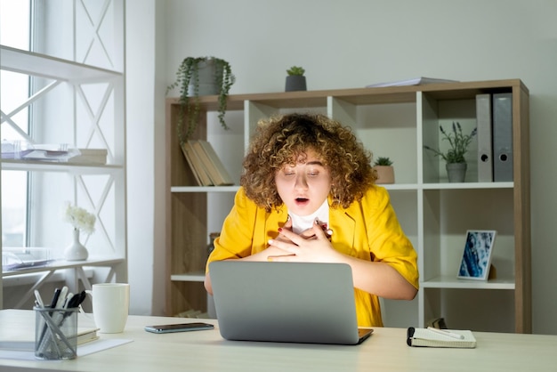 I problemi software hanno scioccato l'area di lavoro del laptop della donna