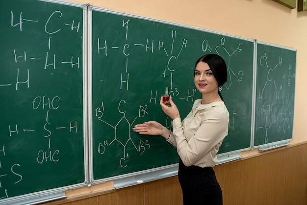 i processi chimici sono eseguiti da un giovane insegnante di chimica in un'aula di chimica. Il concetto di processi chimici