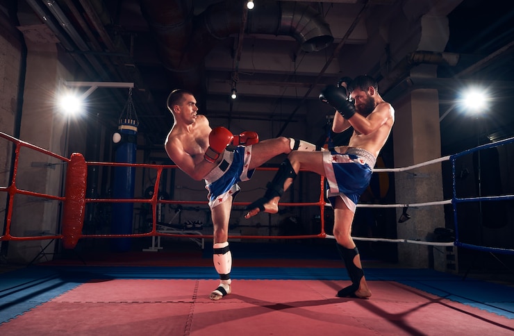 Foto i pugili allenano kickboxing sul ring del centro benessere