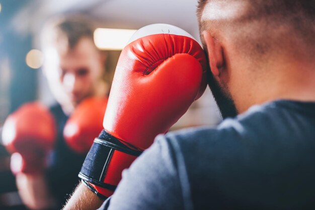 I pugili si allenano a boxe in una palestra, si sfidano e combattono.