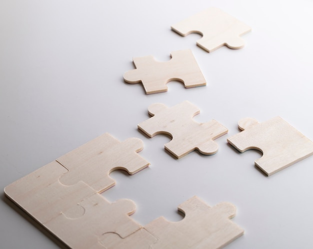 I puzzle incompleti giacevano sul tavolo di legno bianco