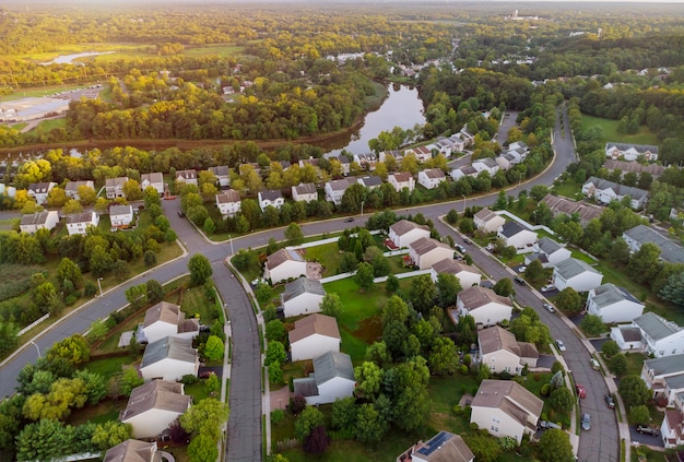 I quartieri residenziali dell'alba al tramonto sul villaggio vicino