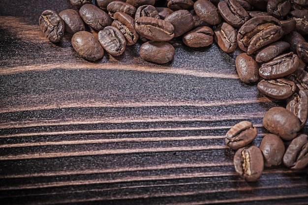 I raccolti del caffè sul bordo di legno d'annata