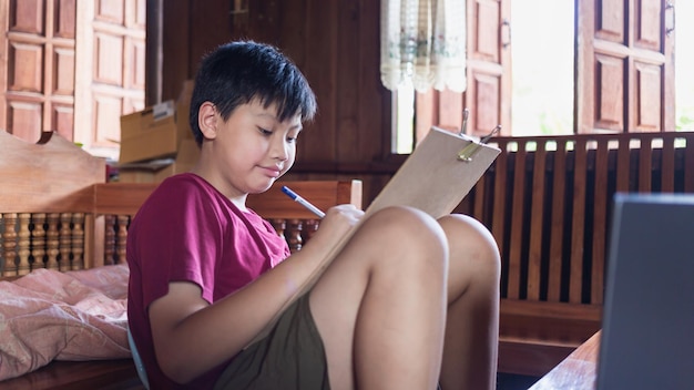 I ragazzi asiatici si divertono nel tempo libero praticando il concetto di Kid Creators nel disegno a matita