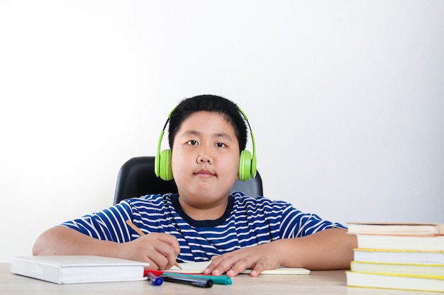 I ragazzi asiatici studiano online da casa tramite videochiamata Usando un computer portatile per comunicare con gli insegnanti. Concetto educativo, distanziamento sociale per ridurre la diffusione del coronavirus (COVID-19)