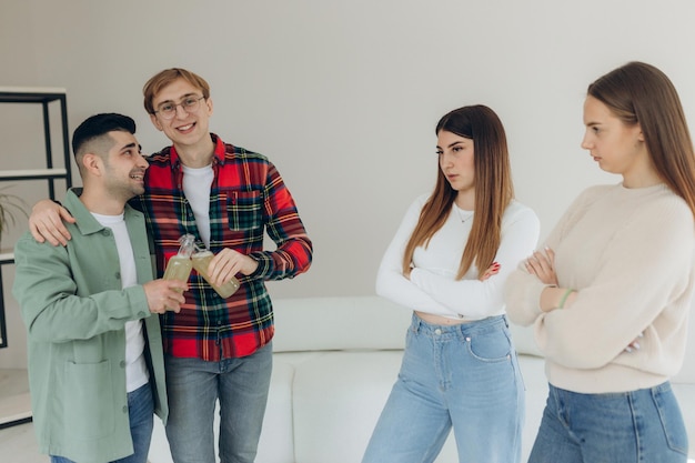 I ragazzi bevono birra a casa e le ragazze no