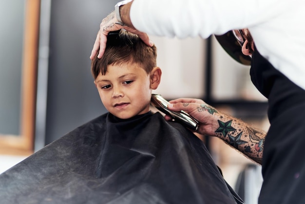 I ragazzi grandi non piangono quando si tagliano i capelli Cropped ha sparato a un adorabile ragazzino che si fa tagliare i capelli dal barbiere
