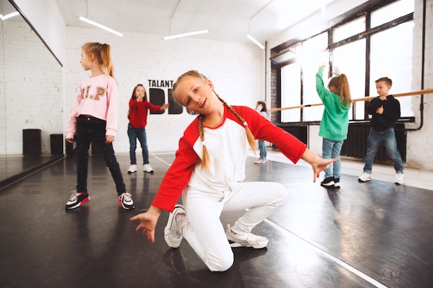 I ragazzi seduti alla scuola di ballo. Concetto di danza classica, hiphop, street, funky e moderna