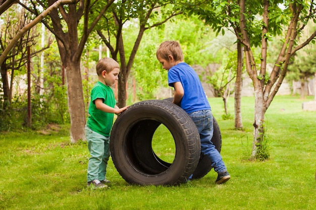 I ragazzini sono interessati agli pneumatici per auto