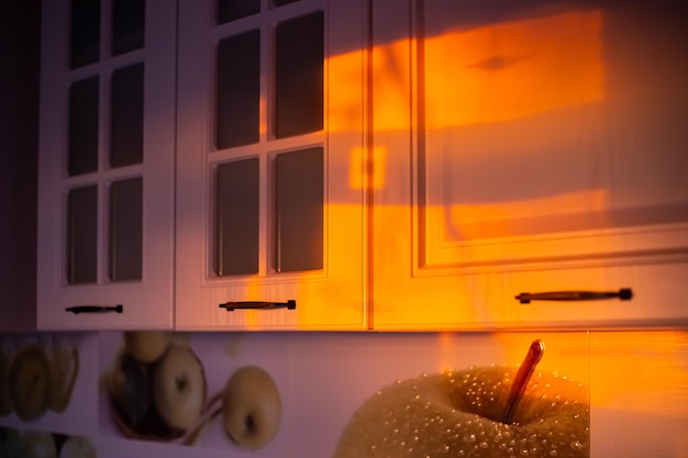 I raggi del sole al tramonto illuminano di luce arancione la cucina della casa Atmosferica primavera