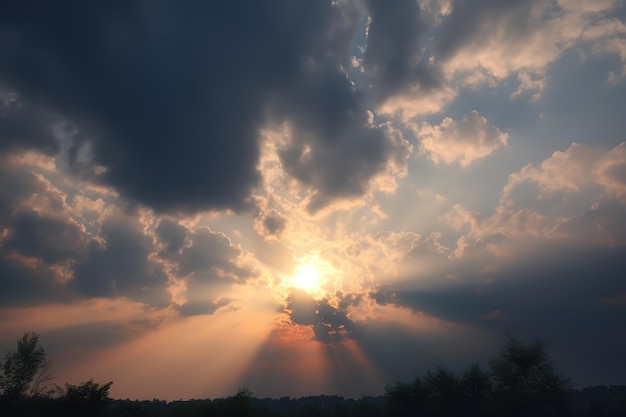 I raggi del sole che scendono attraverso un cielo nuvoloso raggi di sole attraverso le nuvole