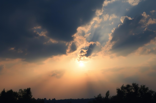 I raggi del sole che scendono attraverso un cielo nuvoloso raggi di sole attraverso le nuvole