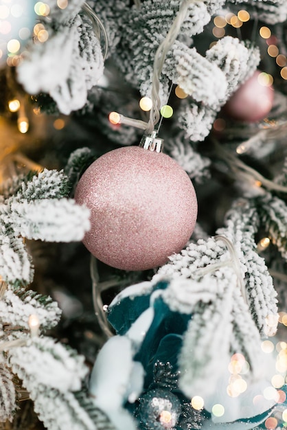 i rami dell'albero di Natale con i giocattoli di Capodanno sono coperti di neve.