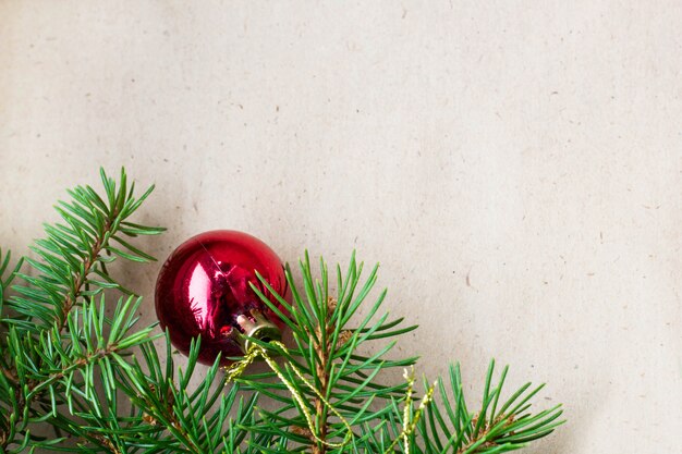 I rami di abete decorati con le palle rosse di natale come rasentano una struttura rustica del fondo di festa con lo spazio della copia