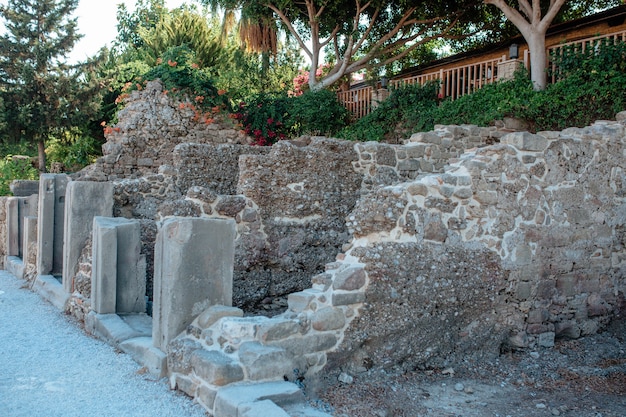 I resti della città vecchia della Grecia non sono il territorio della Turchia laterale. La roccia di pietra di vecchi edifici si trova nella nuova città turistica.
