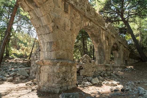 I resti di acquedotti romani nell'antica città di Phaselis situata nel distretto di Kemer nella provincia di Antalya in Turchia