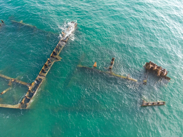 I resti di una nave marittima che è stata naufragata.