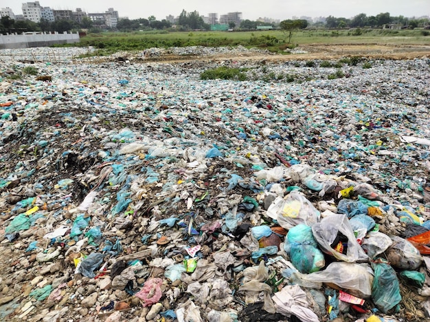 i rifiuti di plastica sono stati raccolti dalla città e gettati nel campo agricolo