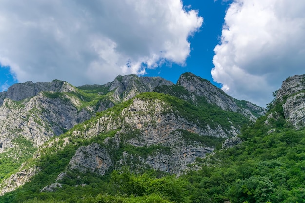 I ripidi pendii montuosi dei canyon lungo il fiume Moraca