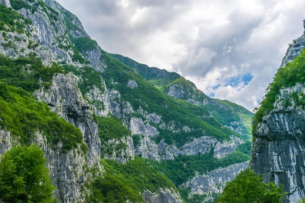 I ripidi pendii montuosi dei canyon lungo il fiume Moraca