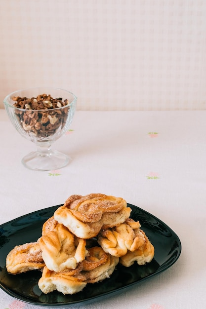 I rotoli alla cannella sono su un piatto nero Menu di dessert facile e di base