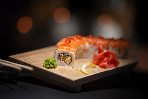 I rotoli appetitosi si trovano su un piatto di legno.