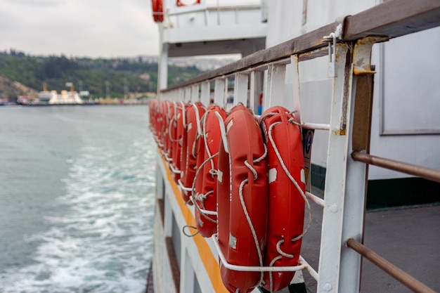 I salvagenti sono appesi a bordo di un traghetto marittimo che galleggia sulle onde