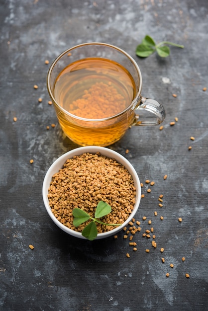 I semi di fieno greco o il Methi Dana si bevono immergendoli in acqua durante la notte. utile nella perdita di peso, nella digestione e nel trattamento della glicemia