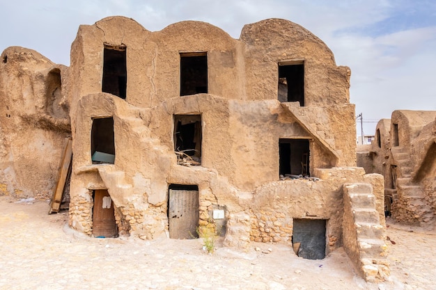 I silos di grano Ksour della Tunisia per le tribù nella regione sud-orientale